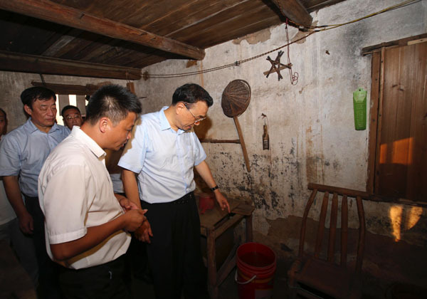 Chinese premier Li Keqiang visited residents living in the shanty area of Zhanggong District, Ganzhou city, east China