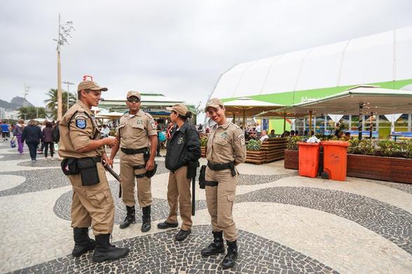 7月29日，安保人員在巴西裏約熱內盧科帕卡巴納海灘附近執勤