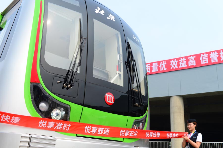 A front view of the new subway train with the largest capacity for Subway Line 16 unveiled in Beijing on Aug 23, 2016. [Photo/VCG]