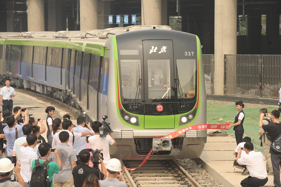 A new subway train with the largest capacity for Beijing Subway Line 16 is presented at a welcoming ceremony in Beijing on Monday. The northern section of Line 16 will go into its test run by the end of this year and its passenger capacity for next year is predicted to be around 80,000 trips per day. 