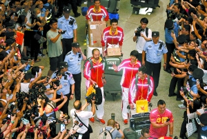 郎平與女排回國，球迷在機場夾道歡迎