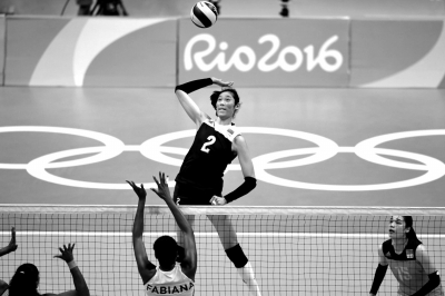 8月16日，裏約奧運會女排1/4決賽，中國3比2勝巴西，朱婷在比賽中扣球