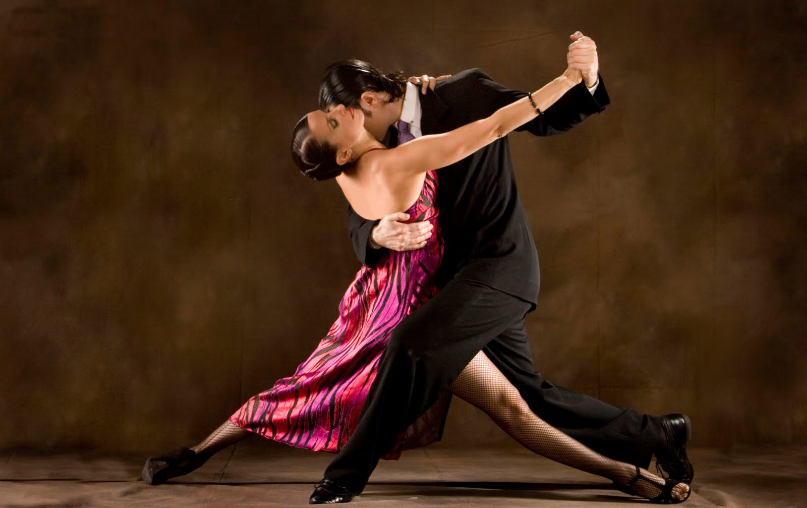 The argentine passion has also come across through its art. Tango, a folk dance originated in Africa, immediately gained a new life in Argentina. 