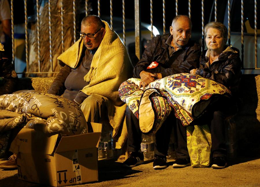 People cover themselves with blankets as they prepare to spend the night in the open following an earthquake in Amatrice, central Italy, August 24, 2016. [Photo/Agencies]