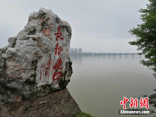 中央紅軍長征出發紀念館內珍藏著謝志堅老人捐贈的草鞋。 中新網記者 張尼 攝