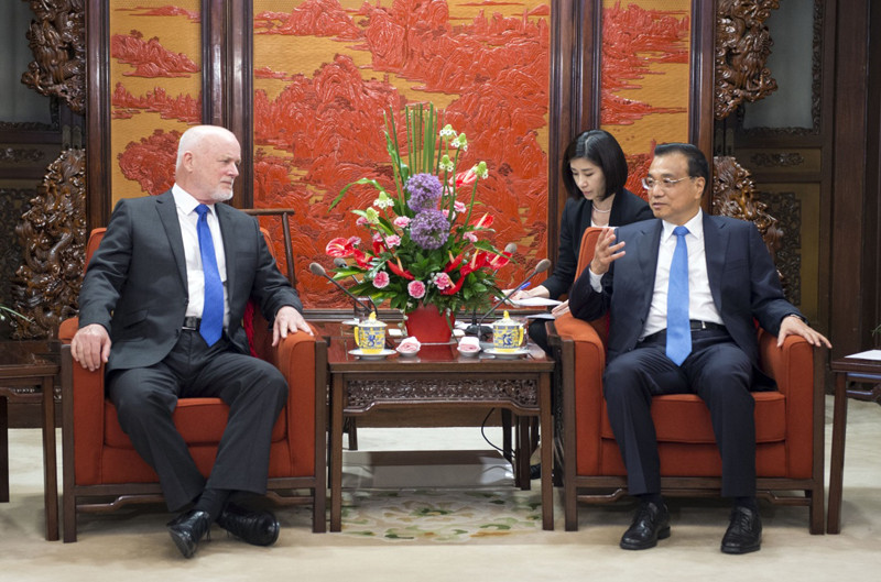 Chinese Premier Li Keqiang (R) meets with Peter Thomson, president of the 71st session of the UN General Assembly in Beijing. 