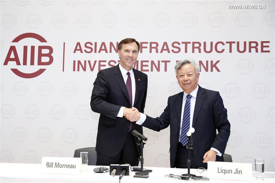  Jin Liqun (R), President of Asian Infrastructure Investment Bank(AIIB) and Canadian Finance Minister Bill Morneau pose for a photo after a press conference in Beijing, capital of China, Aug. 31, 2016. Canada has decided to apply for membership of the Asian Infrastructure Investment Bank (AIIB), Bill Morneau announced at a press conference in Beijing Wednesday. (Xinhua/Shen Bohan)  