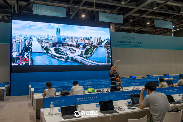新聞中心的大屏幕上滾動播放著反映杭州城市面貌的宣傳片。.jpg