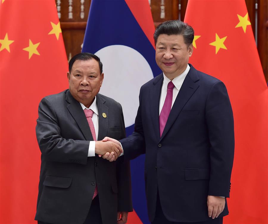 Chinese President Xi Jinping (R) meets with Laotian President Bounnhang Vorachit in Hangzhou, capital city of east China’s Zhejiang Province, Sept. 2, 2016. (Xinhua/Zhang Duo)