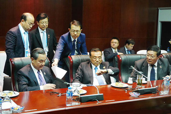 One sandwich and a cup of coffee – this was the simple lunch Premier Li Keqiang had on Sept 8.