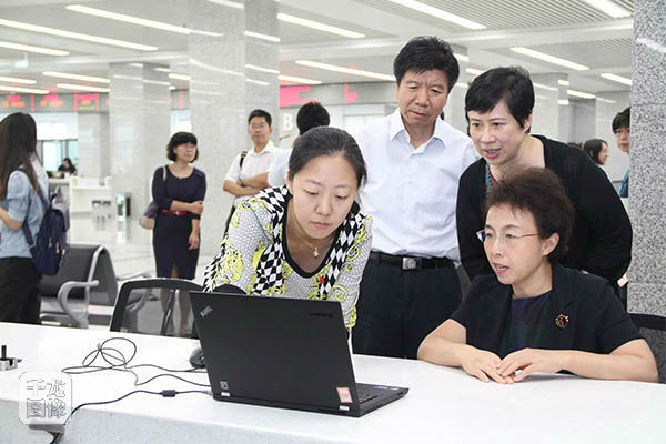9月9日，北京市副市長程紅在六里橋政務服務中心調研境外投資項目網上“一口受理”。北京市商務委信息中心 滕大威 攝
