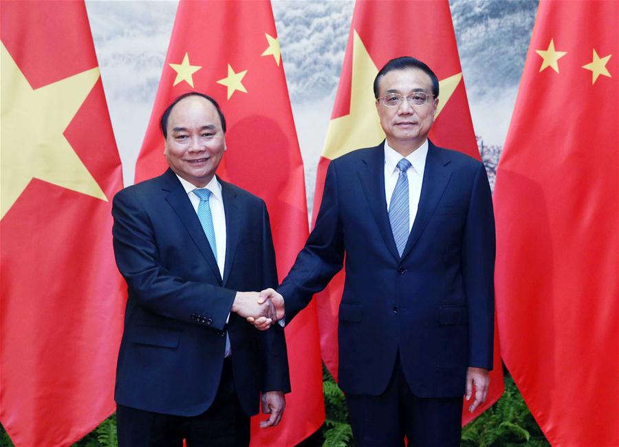 Chinese Premier Li Keqiang (R) shakes hands with Vietnamese Prime Minister Nguyen Xuan Phuc in Beijing, capital of China, Sept. 12, 2016. (Xinhua/Yao Dawei) 