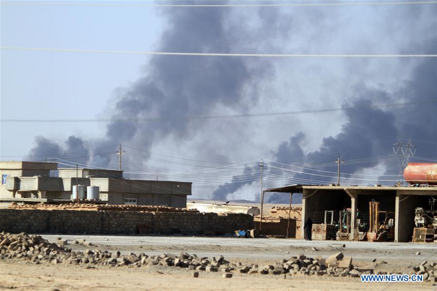 Heavy smoke rises from oil wells, sabotaged by the Islamic State (IS) group as they were leaving Qayyarah Town, some 50 kilometers south of Mosul, Iraq, Sept. 11, 2016. (Xinhua/Yaser Jawad) 