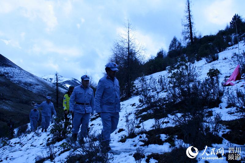 長征幹部學院的學員體驗爬雪山。（圖片由受訪者提供）