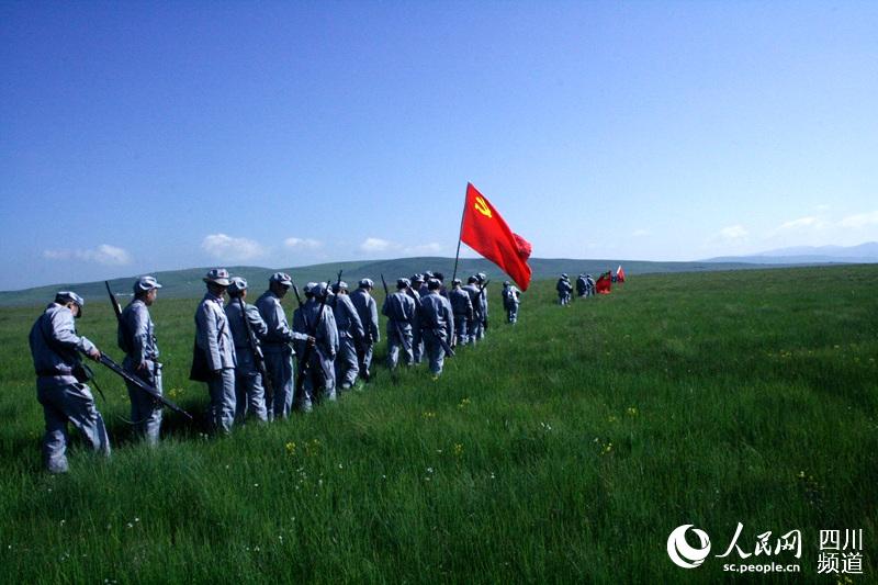 學員重新體驗長征路上過草地。（圖片由受訪者提供）