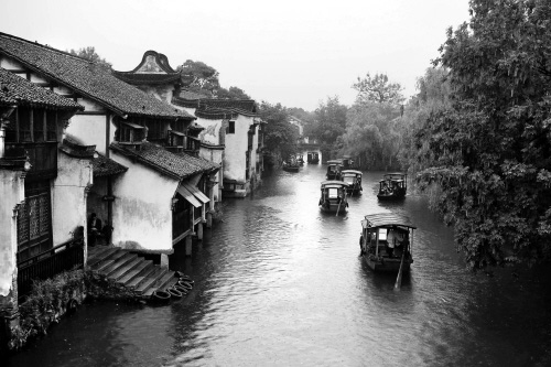 雨中古鎮 別樣秀美