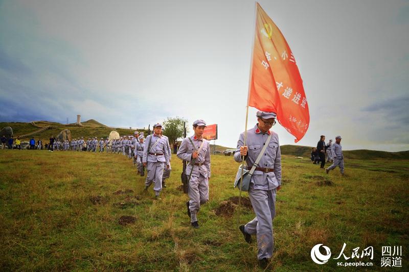 9月12日，四川阿壩州長征幹部學院的學員們體驗當年紅軍穿越的大沼澤。（朱虹 攝）