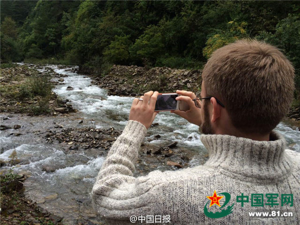 9月，夾金山腳下流淌的河水已冷得刺骨。