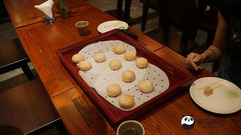 香酥的月餅一端上桌馬上就被“瓜分”了