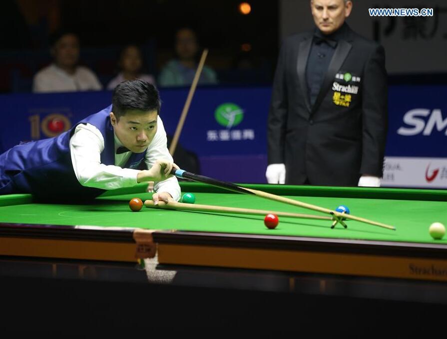 Ding Junhui of China plays a shot during a semifinal match against Stephen Maquire of Scotland at the 2016 Shanghai Masters world snooker tournament in Shanghai, China, Sept. 24, 2016. (Xinhua/Ding Ting)