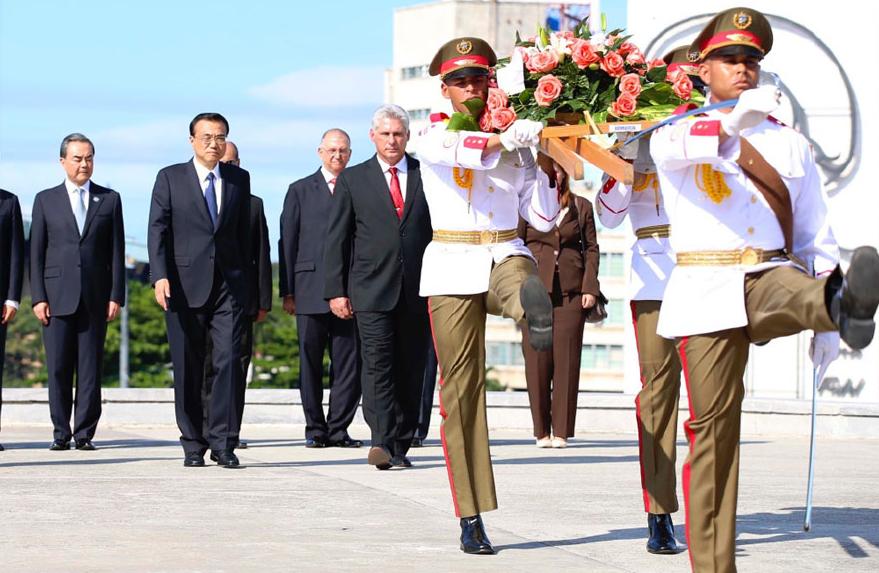 Chinese Premier Li Keqiang lays a wreath at the monument of Jose Julian Marti Perez and visited a local memorial hall in memory of the Cuban national hero in Havana on Sept. 24, 2016. Jose Julian Marti Perez, a great poet, national hero and thinker of Cuba, dedicated his short life to Cuba’s independence and freedom in Latin America. He participated in revolutionary activities against colonization when he was 15 years old and died on the battlefield fighting for Cuba’s independence at the age of 42. [Photo: Xinhua]        