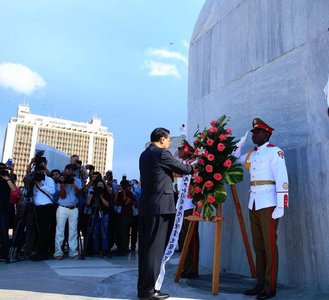 Chinese Premier Li Keqiang lays a wreath at the monument of Jose Julian Marti Perez and visited a local memorial hall in memory of the Cuban national hero in Havana on Sept. 24, 2016. Jose Julian Marti Perez, a great poet, national hero and thinker of Cuba, dedicated his short life to Cuba’s independence and freedom in Latin America. He participated in revolutionary activities against colonization when he was 15 years old and died on the battlefield fighting for Cuba’s independence at the age of 42. [Photo: Xinhua]