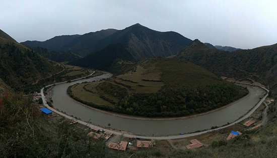 站在昔日的紅軍哨所，眺望班瑪的美景。