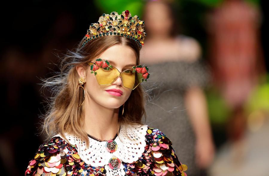 A model presents a creation at the D&G fashion show during Milan Fashion Week Spring/Summer 2017 in Milan, Italy September 25, 2016. [Photo/Agencies]