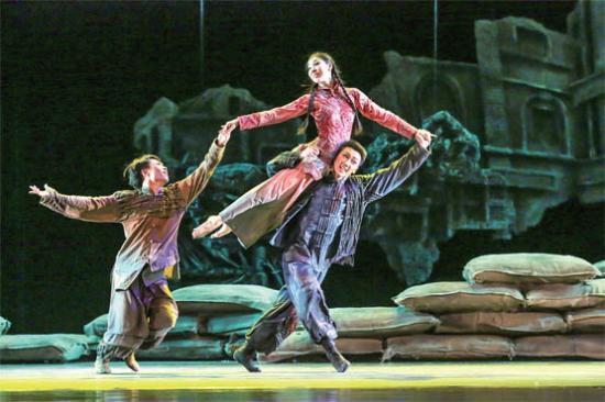 An original dance drama entitled "A Floating Life" has premiered in Beijing. 