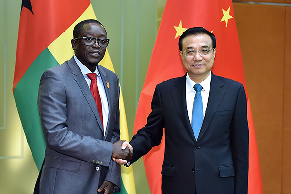 Premier Li Keqiang met with Baciro Dja, prime minister of Guinea-Bissau, in Macao on Oct 10.