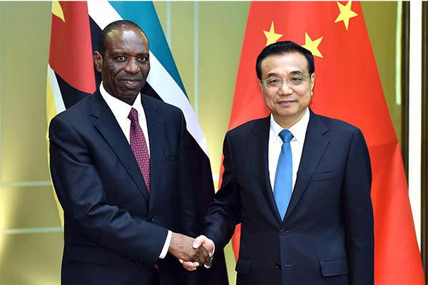 Premier Li Keqiang met with Mozambican Prime Minister Carlos Agostinho do Rosario in Macao on Oct 10, before the fifth Ministerial Conference of the Forum for Economic and Trade Cooperation between China and Portuguese-speaking countries.