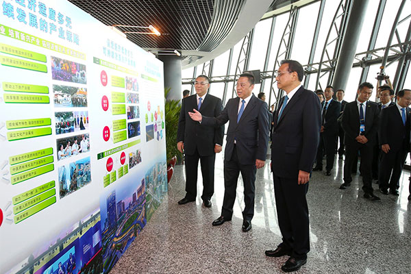 Premier Li Keqiang, first from right, climbs to the top of Macao Tower on Oct 10 accompanied by Macao’s Chief Executive Chui Sai On, first from left. [Photo/provided to chinadaily.com.cn]