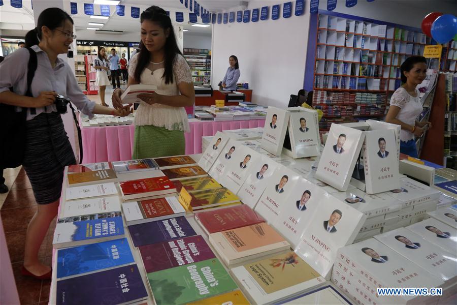 People visit the Chinese Book Exhibition 2016 in Phnom Penh, Cambodia, Oct. 10, 2016. The Chinese Book Exhibition 2016 kicked off at the Peace Book Center in Phnom Penh, capital of Cambodia, on Monday with the aim to provide convenience to Chinese-language learners. (Xinhua/Phearum) 