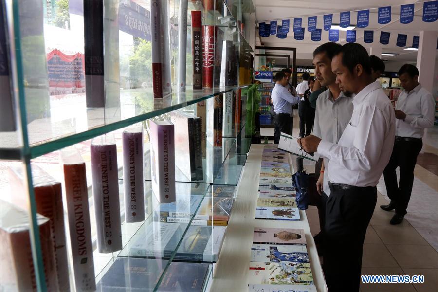 People visit the Chinese Book Exhibition 2016 in Phnom Penh, Cambodia, Oct. 10, 2016. The Chinese Book Exhibition 2016 kicked off at the Peace Book Center in Phnom Penh, capital of Cambodia, on Monday with the aim to provide convenience to Chinese-language learners. (Xinhua/Phearum) 