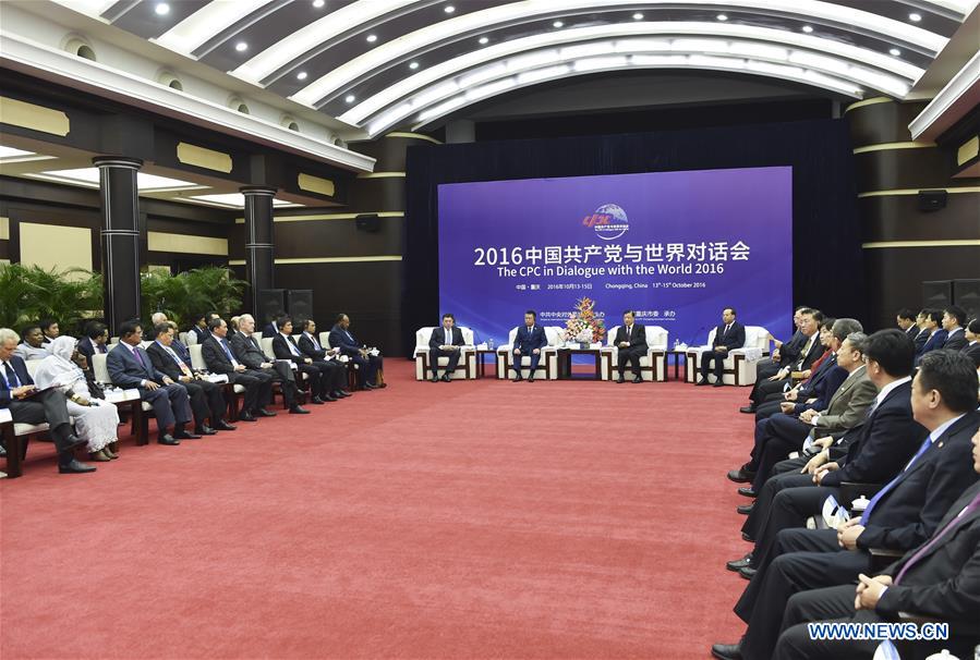 Liu Yunshan, a member of the Standing Committee of the Political Bureau of the Communist Party of China (CPC) Central Committee, meets with foreign delegates attending "The CPC in Dialogue with the World 2016" conference before the opening ceremony in Chongqing, southwest China, Oct. 14, 2016. (Xinhua/Gao Jie)