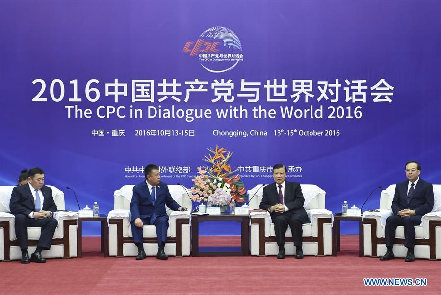 Liu Yunshan (2nd R), a member of the Standing Committee of the Political Bureau of the Communist Party of China (CPC) Central Committee, meets with foreign delegates attending "The CPC in Dialogue with the World 2016" conference before the opening ceremony in Chongqing, southwest China, Oct. 14, 2016. (Xinhua/Gao Jie)