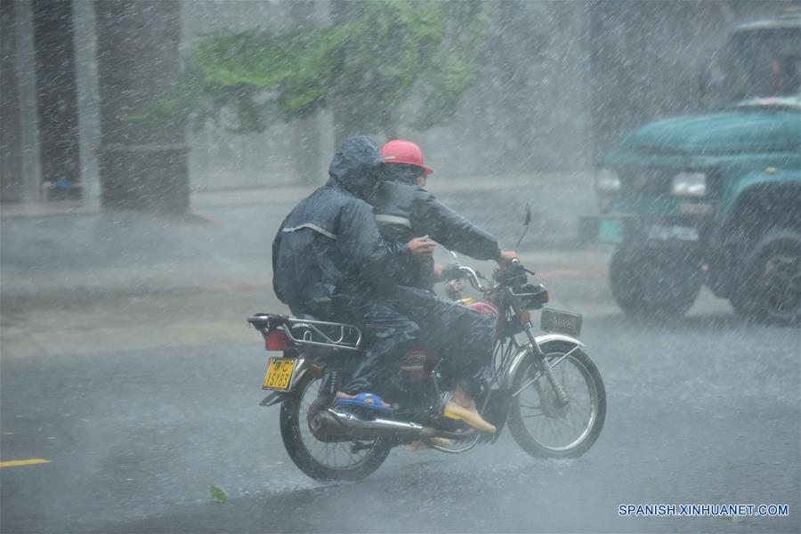 El tifón Sarika, el 21º del año, tocó tierra hoy por la mañana en la provincia insular de Hainan, sur de China, en la que se registraron lluvias torrenciales y vendavales.(Xinhua/Meng Zhongde)