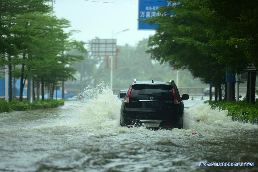 El tifón Sarika, el 21º del año, tocó tierra hoy por la mañana en la provincia insular de Hainan, sur de China, en la que se registraron lluvias torrenciales y vendavales.(Xinhua/Meng Zhongde)