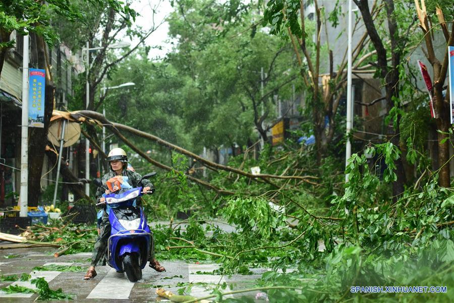 El tifón Sarika, el 21º del año, tocó tierra hoy por la mañana en la provincia insular de Hainan, sur de China, en la que se registraron lluvias torrenciales y vendavales.(Xinhua/Meng Zhongde)