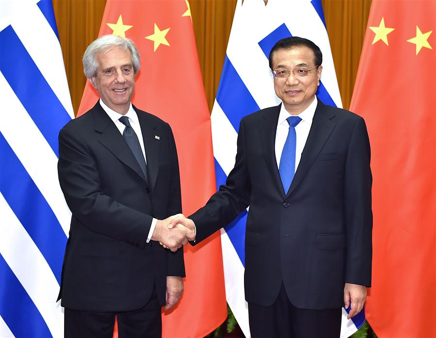 Chinese Premier Li Keqiang (R) meets with Uruguayan President Tabare Vazquez at the Great Hall of the People in Beijing, capital of China, Oct. 19, 2016. (Xinhua/Li Tao)