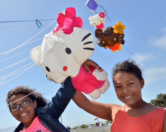 A stunning display with colorful creations highlighted the Cape Town International Kite Festival over the weekend. The annual event, now in its 22nd year, continued to draw in local and international kiting enthusiasts who displayed their hand made kites, most of which were truly impressive.