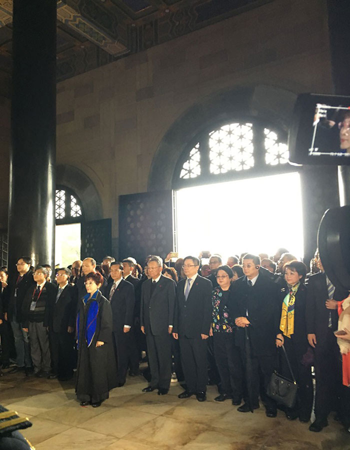 On the rainy morning of Monday, Hung Hsiu-chu, the chairwoman of KMT, and the KMT delegation arrived at Dr. Sun Yat-sen