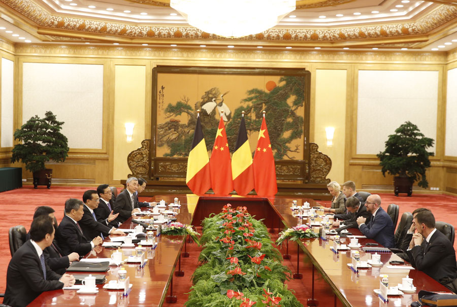 Chinese Premier Li Keqiang holds a ceremony to welcome the Belgian Prime Minister Charles Michel to China, outside the east gate of the Great Hall of the People on Monday afternoon, October 31, 2016. [Photo: gov.cn/Wu Qian]