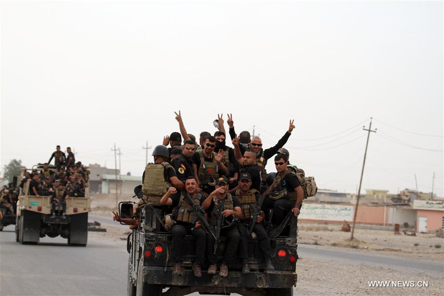 Iraqi counter-terrorism forces advance in Gogjali district of Mosul in northern Iraq, on Nov. 1, 2016. The Iraqi counter-terrorism forces, backed by international coalition and Iraqi aircraft, on Tuesday managed to seize Gogjali district on the eastern edge of the city and took control of the state TV building, Lieutenant General Abul-Amir Yarallah said in a statement issued by the Joint Operations Command (JOC). (Xinhua/Yaser Jawad)