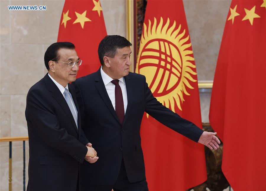 Chinese Premier Li Keqiang (L) holds talks with Kyrgyz Prime Minister Sooronbay Jeenbekov in Bishkek, Kyrgyzstan, Nov. 2, 2016. (Xinhua/Rao Aimin)