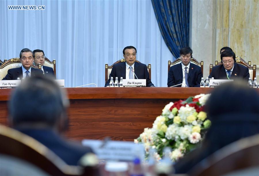 Chinese Premier Li Keqiang (C) holds talks with Kyrgyz Prime Minister Sooronbay Jeenbekov in Bishkek, Kyrgyzstan, Nov. 2, 2016. (Xinhua/Zhang Duo)