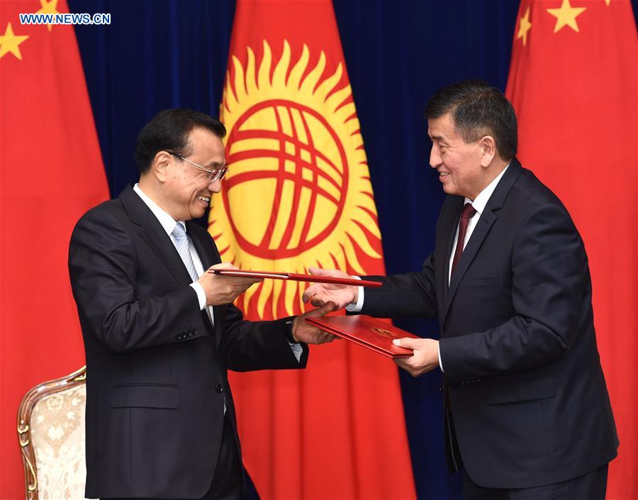 Chinese Premier Li Keqiang (L) and Kyrgyz Prime Minister Sooronbay Jeenbekov exchange documents after their talks in Bishkek, Kyrgyzstan, Nov. 2, 2016. Li and Jeenbekov signed and released a joint communique between the two countries, and witnessed the signing of a number of cooperation documents in such fields as economy, technology, production capacity, transport, agriculture and intellectual property rights, after their talks here on Wednesday. (Xinhua/Rao Aimin)