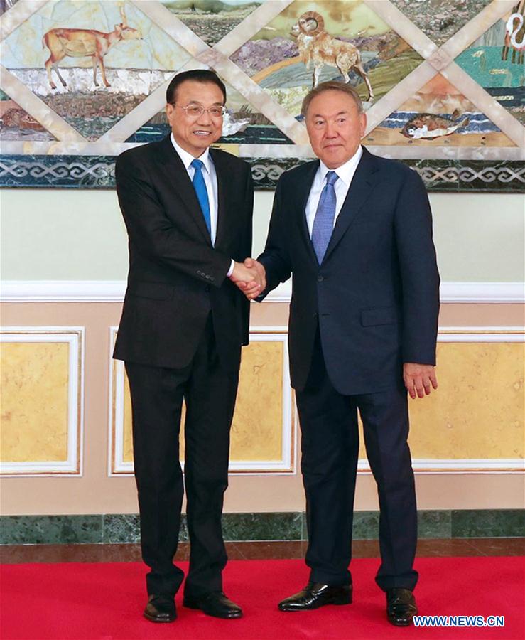 Chinese Premier Li Keqiang (L) meets with Kazakh President Nursultan Nazarbayev in Astana, Kazakhstan, Nov. 3, 2016. (Xinhua/Zhang Duo)