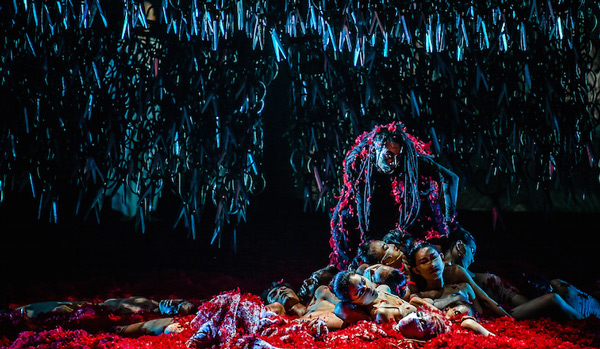 Directed by renowned Chinese choreographer and dancer Yang Liping, the performance opens with 20,000 pairs of scissors hanging from the ceiling of the stage at the Sadler