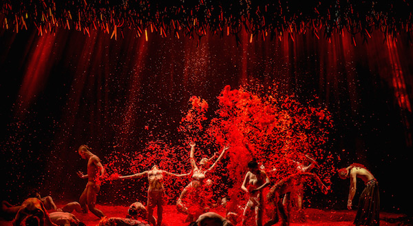 Directed by renowned Chinese choreographer and dancer Yang Liping, the performance opens with 20,000 pairs of scissors hanging from the ceiling of the stage at the Sadler